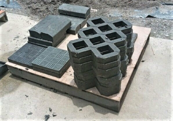 Bricks made with glass aggregate